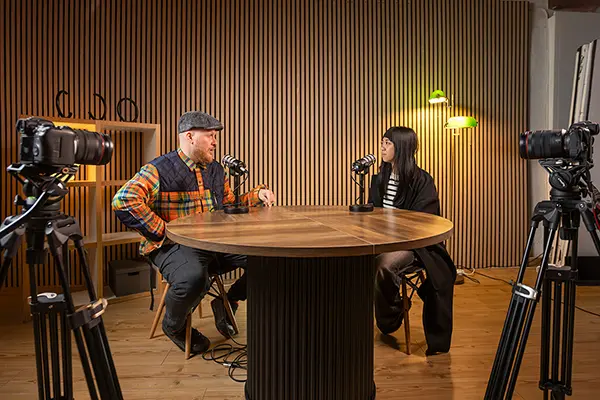 estudio podcast con fondo madera