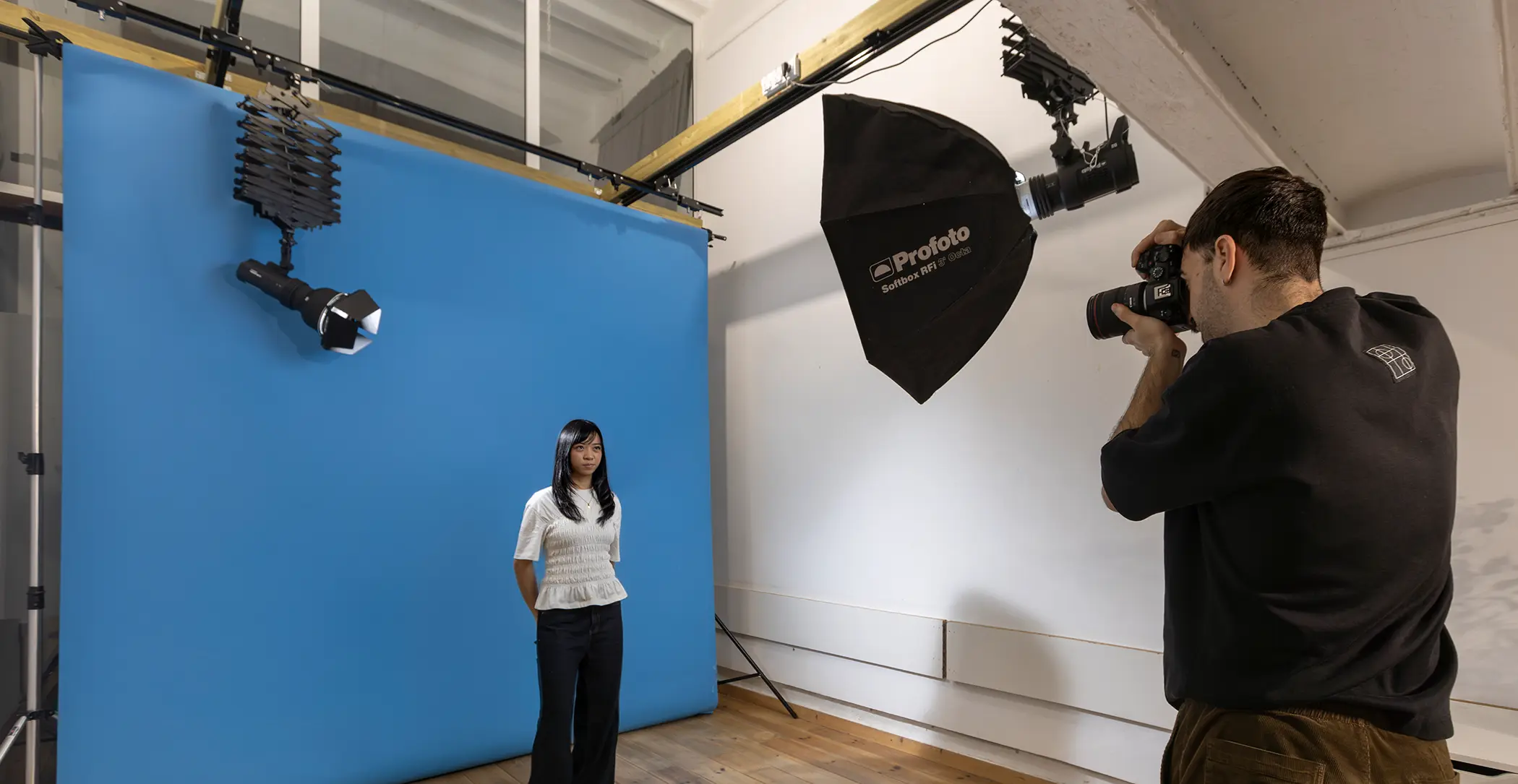 Alquiler estudio fotográfico económico con look de oficina. estudio 5